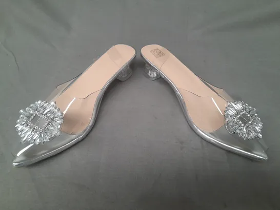 BOXED PAIR OF DESIGNER PEEP TOE LOW BLOCK HEEL SHOES IN CLEAR W. JEWEL EFFECT DETAIL EU SIZE 37