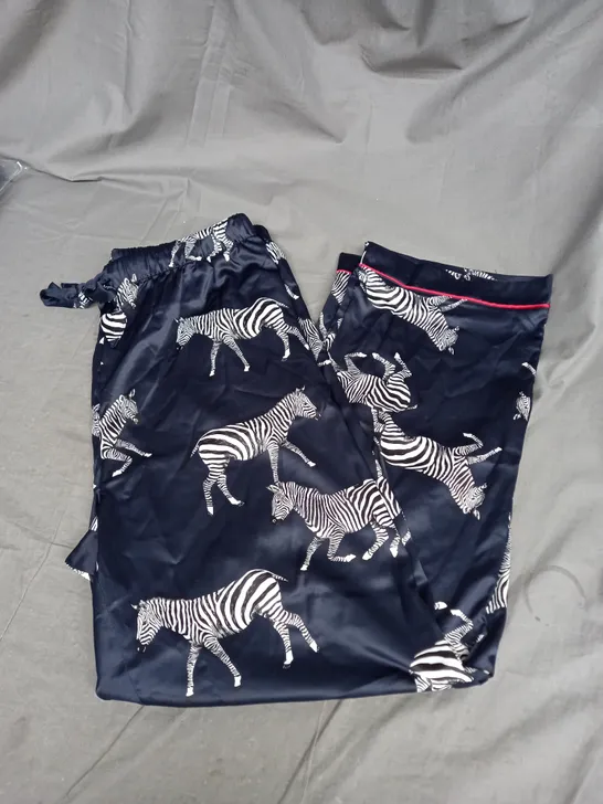 CHELSEA PEERS SATIN BUTTON UP LOUNGE SET IN NAVY ZEBRA SIZE 16