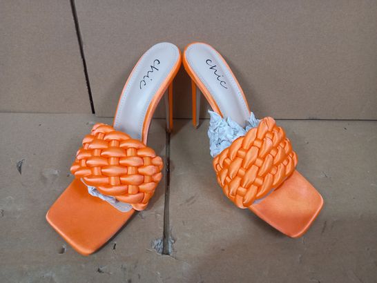 BOXED PAIR OF DESIGNER WOMENS HEELS IN ORANGE EU SIZE 41