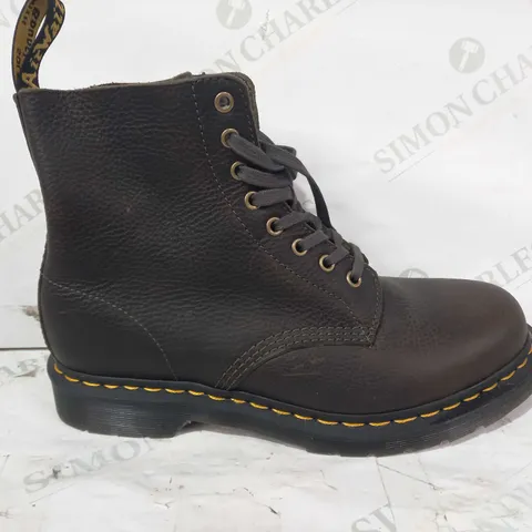 BOXED PAIR OF DR MARTENS ANKLE BOOTS IN BROWN UK SIZE 8