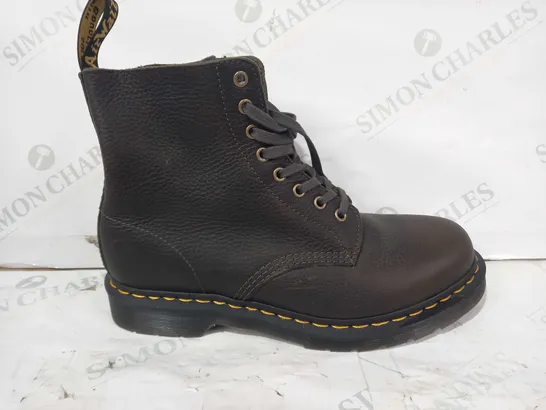 BOXED PAIR OF DR MARTENS ANKLE BOOTS IN BROWN UK SIZE 8