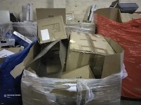 PALLET OF ASSORTED ITEMS TO INCLUDE A MATTRESS TOPPER, A PLASTIC BATH MAT AND A STAND FAN