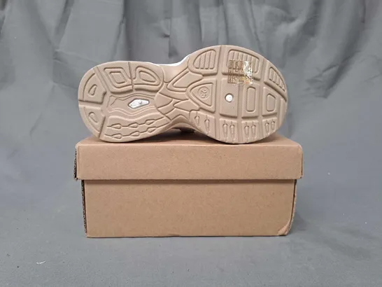 BOXED PAIR OF DESIGNER KIDS SHOES IN BEIGE EU SIZE 25