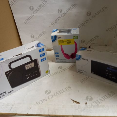 A BOX OF APPROXIMATELY 19 ONN ITEMS TO INCLUDE PORTABLE AM/FM RADIO, PORTABLE BLUETOOTH SPEAKER AND KIDS HEADPHONES ETC