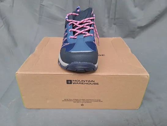 BOXED PAIR OF MOUNTAIN WAREHOUSE STAMPEDE KIDS WATERPROOF WALKING SHOES IN BLACK/BLUE/PINK UK SIZE 3