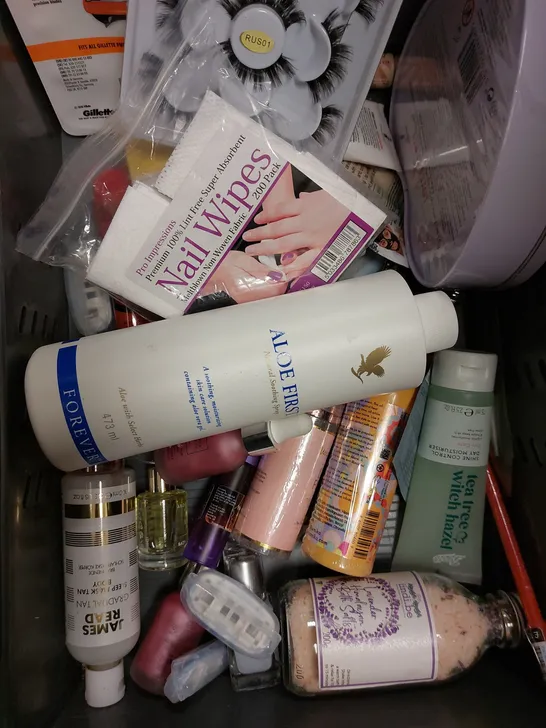 LOT OF APPROX 20 ASSORTED BEAUTY PRODUCTS TO INCLUDE ONLY CURLS ENHANCING CURL GEL, L'OREAL ELVIVE MOISTURE LOCKING CONDITIONER, JAMES READ SLEEP MASK BODY TAN, ETC 