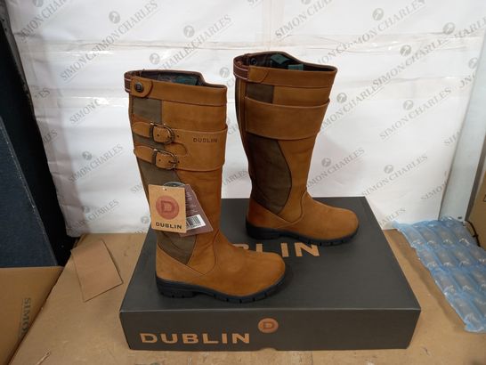 BOXED PAIR OF DUBLIN BOOTS SIZE 6