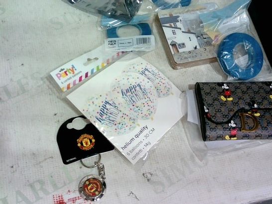 BOX OF A LARGE QUANTITY OF ASSORTED HOUSEHOLD ITEMS TO INCLUDE: HAPPY BIRTHDAY HELIUM BALLOONS, MAN UNITED KEYRING, COASTERS