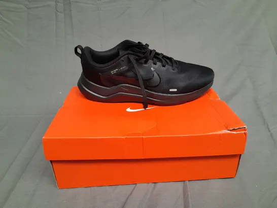BOXED PAIR OF NIKE DOWNSHIFTER 12 IN BALCK SIZE 9.5 