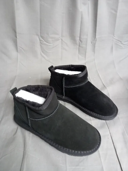 BOXED PAIR OF UGG DAKOTA BLACK UK 6