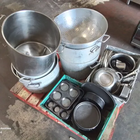 PALLET CONTAINING SEVERAL COMMERCIAL KITCHEN COOKING POTS, BAKING TRAYS, SAUCEPANS SIEVES ETC.