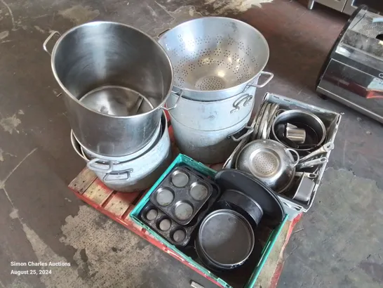 PALLET CONTAINING SEVERAL COMMERCIAL KITCHEN COOKING POTS, BAKING TRAYS, SAUCEPANS SIEVES ETC.