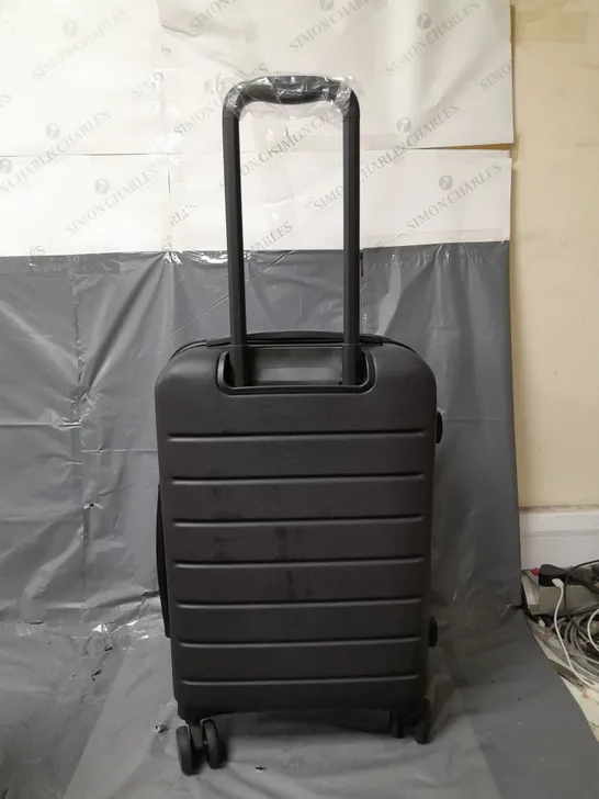 IT HIGH IMPACT WHEELED SUITCASE SMALL - BLACK - COLLECTION ONLY 