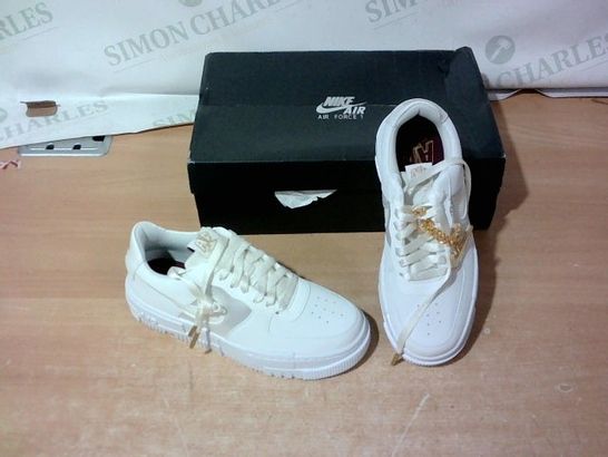 BOXED PAIR OF NIKE TRAINERS SIZE 4