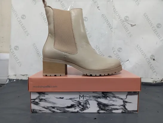 BOXED PAIR OF MODA IN PELLE CHUNKY HEEL CHELSEA BOOTS IN CREAM SIZE 6