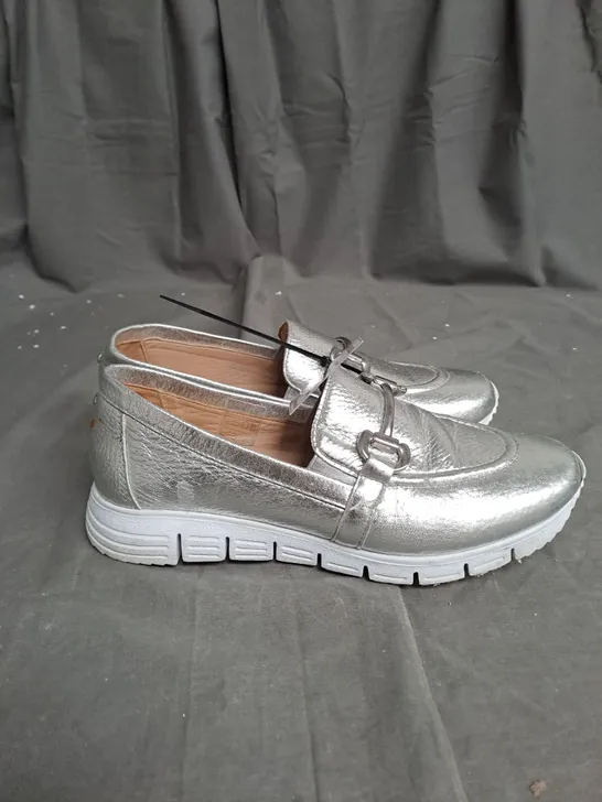 MODA IN PELLE FRANCIE LOAFER SIZE 5