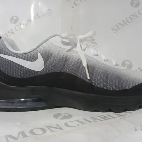 BOXED PAIR OF NIKE AIR MAX INVIGOR PRINT SHOES IN WHITE/GREY/BLACK UK SIZE 11