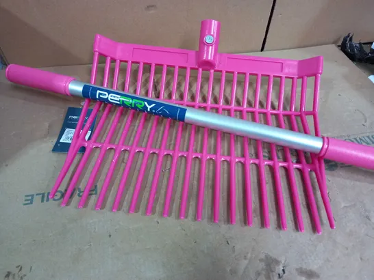 PERRY EQUESTRIAN SHAVINGS FORK PINK