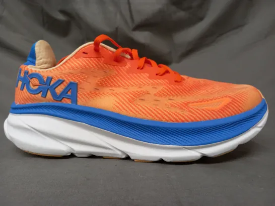 PAIR OF HOKA TRAINERS IN ORANGE/BLUE UK SIZE 9.5