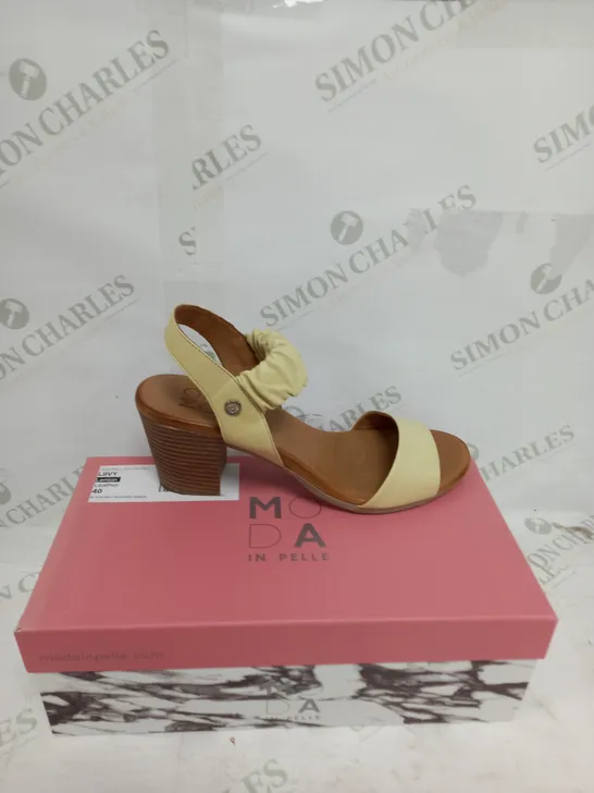 BOXED PAIR OF MODA IN PELLE HEELED SANDALS IN LEMON SIZE 7