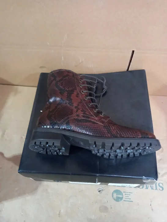 DUNNE REPTILE PRINT STYLE BOOTS SIZE 6 