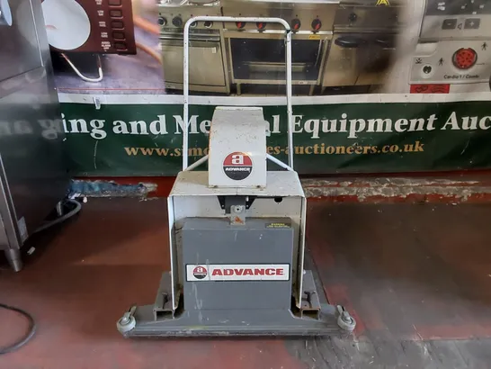 ADVANCE ROAMER COMMERCIAL FLOOR CLEANER