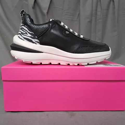 BOXED PAIR OF DANNII MINOGUE LATTE LOVERS TRAINER IN BLACK SIZE 8