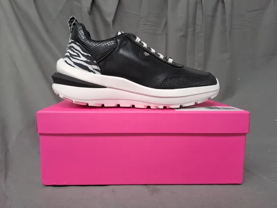 BOXED PAIR OF DANNII MINOGUE LATTE LOVERS TRAINER IN BLACK SIZE 8