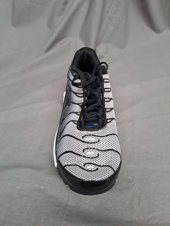 PAIR OF NIKE TRAINERS IN BLACK/WHITE SIZE 9