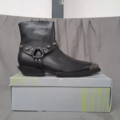 BOXED PAIR OF KOI SOUL RENDER COWBOY BOOTS IN BLACK/SILVER EFFECT UK SIZE 12