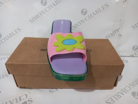 BOXED PAIR OF MELISSA LAZY OAF OPEN TOE BLOCK HEEL SANDALS IN GREEN/PINK/LILAC W. FLOWER DESIGN UK SIZE 5