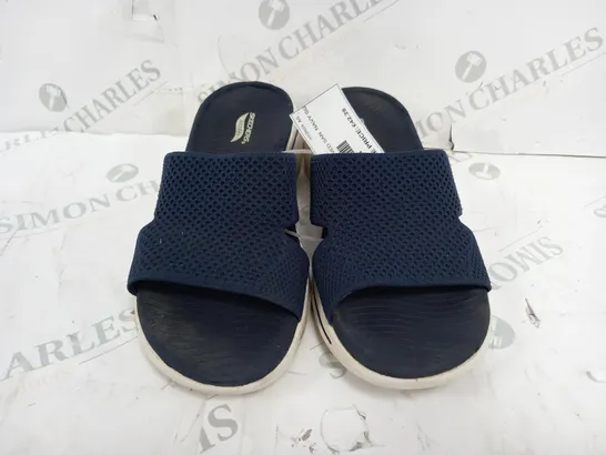 SKETCHERS BEVERLEE NAVY SANDALS SIZE 4