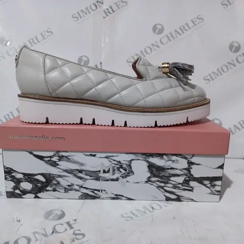 BOXED PAIR OF MODA IN PELLE ETEENA QUILTED LEATHER LOAFERS IN OFF WHITE SIZE 6