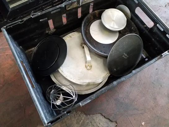 LOT OF APPROXIMATELY 28 ASSORTED KITCHEN POTS & UTENSILS 