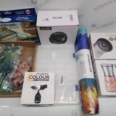 LOT OF 11 BRAND NEW HOMEWARE ITEMS TO INCLUDE 2X SALT AND PEPPER MILLS, DESK FAN AND BATH MAT