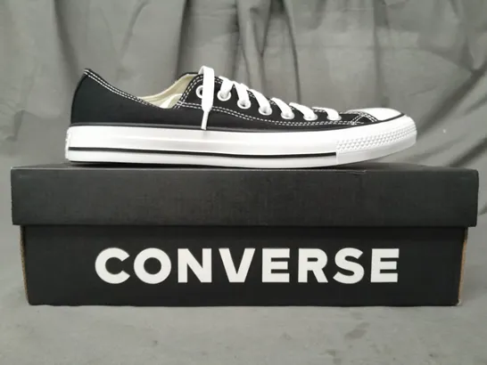 BOXED PAIR OF CONVERSE ALL STAR LOW SHOES IN BLACK/WHITE UK SIZE 9