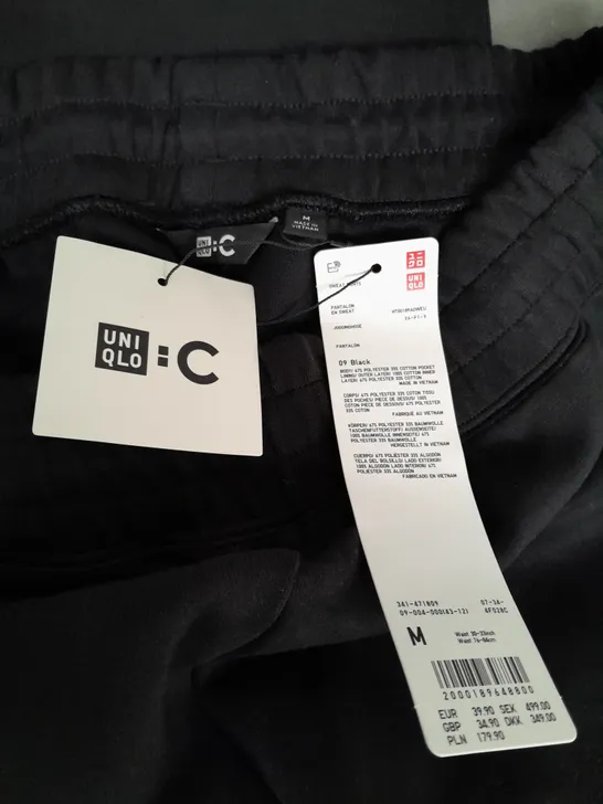 UNIQLO JOGGERS IN BLACK - MEDIUM