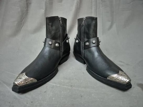 BOXED PAIR OF KOI SOULRENDER MEN'S HARDWARE COWBOY BOOTS IN BLACK/ANTIQUE SILVER UK SIZE 8