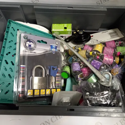 BOX OF APPROX 10 ASSORTED ITEMS INCLUDING PARTY POPPERS, LED TV BACKLIGHTING AND PADLOCK