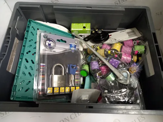 BOX OF APPROX 10 ASSORTED ITEMS INCLUDING PARTY POPPERS, LED TV BACKLIGHTING AND PADLOCK