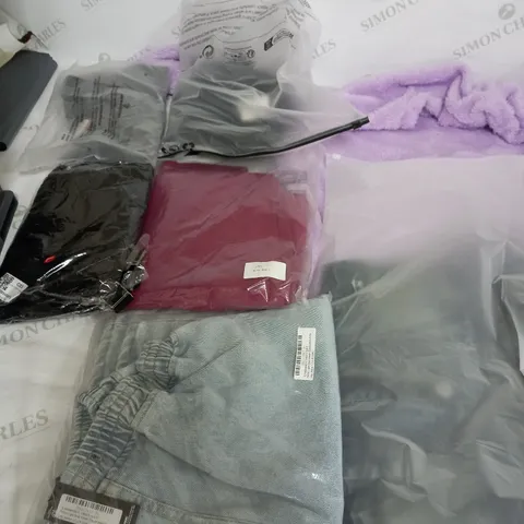 LARGE BOX OF ASSORTED CLOTHING ITEMS TO INCLUDE JEANS, DRESSES AND JUMPERS