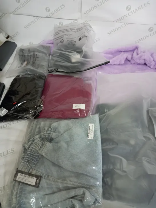 LARGE BOX OF ASSORTED CLOTHING ITEMS TO INCLUDE JEANS, DRESSES AND JUMPERS