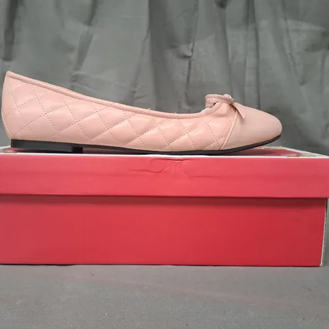 BOXED PAIR OF FRENCH SOLE QUILTED LEATHER SHOES IN PINK UK SIZE 4.5