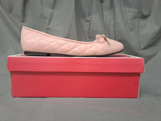 BOXED PAIR OF FRENCH SOLE QUILTED LEATHER SHOES IN PINK UK SIZE 4.5