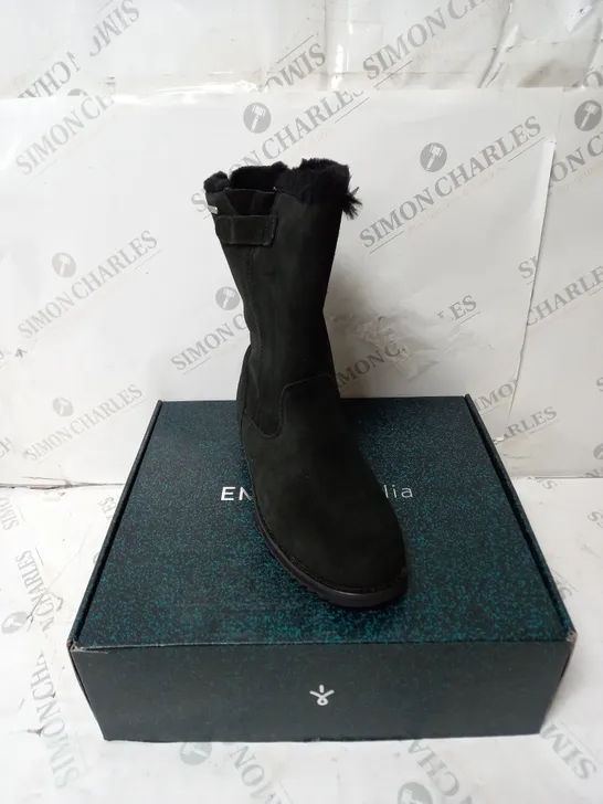 BOXED PAIR OF EMU AUSTRAILIA ELECTRA BLACK BOOTS - SIZE 6