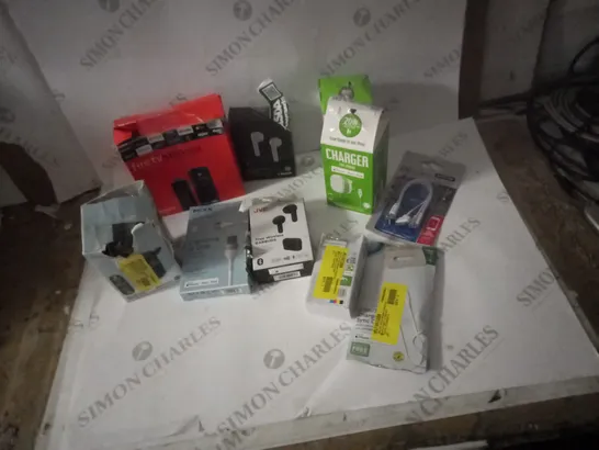 LOT OF APPROX 10 ASSORTED ITEMS TO INCLUDE WIRELESS HEADPHONES, CHARGER PLUGS