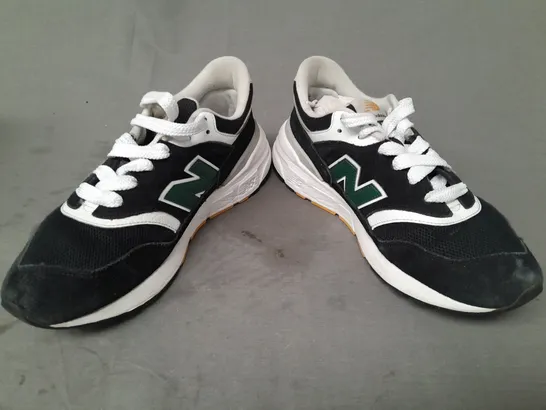 BOXED PAIR OF NEW BALANCE MEN'S 997R TRAINERS IN BLACK SIZE 8