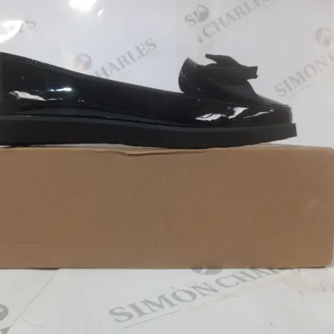BOXED PAIR OF WHERE'S THAT FROM FAUX LEATHER SLIP-ON SHOES IN BLACK W. BOW DETAIL SIZE 6