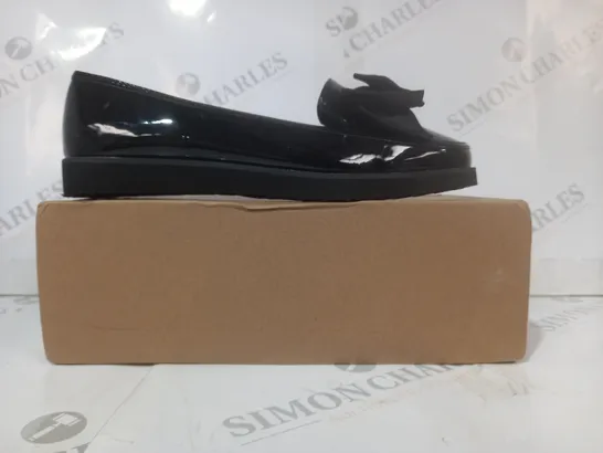 BOXED PAIR OF WHERE'S THAT FROM FAUX LEATHER SLIP-ON SHOES IN BLACK W. BOW DETAIL SIZE 6