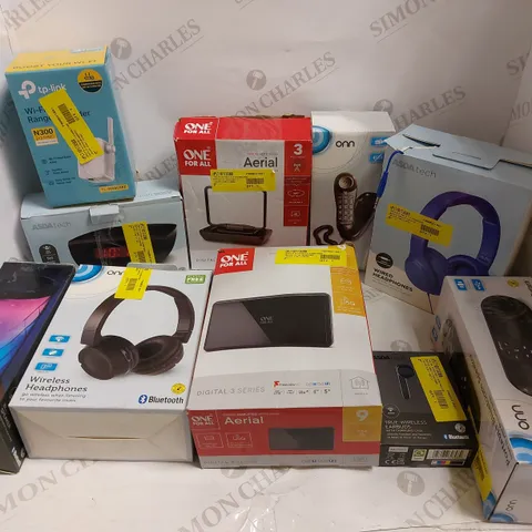 BOX OF ELECTRICAL ITEMS TO INCLUDE SPEAKERS, HEADPHONES AND AERIALS